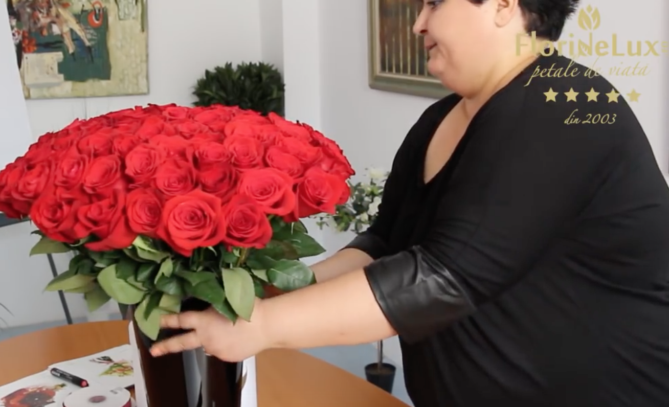 Ana Chira realizand un buchet de 101 trandafiri impecabil!