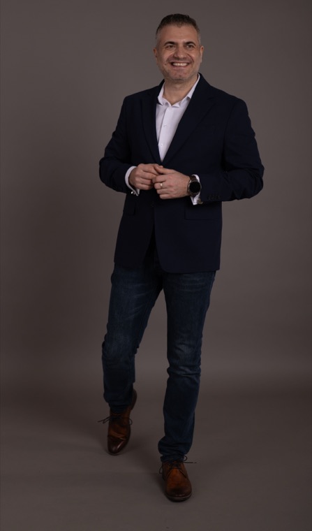 Portret vertical Marius Dosinescu în sacou