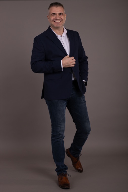 Marius Dosinescu fotografiat în studio