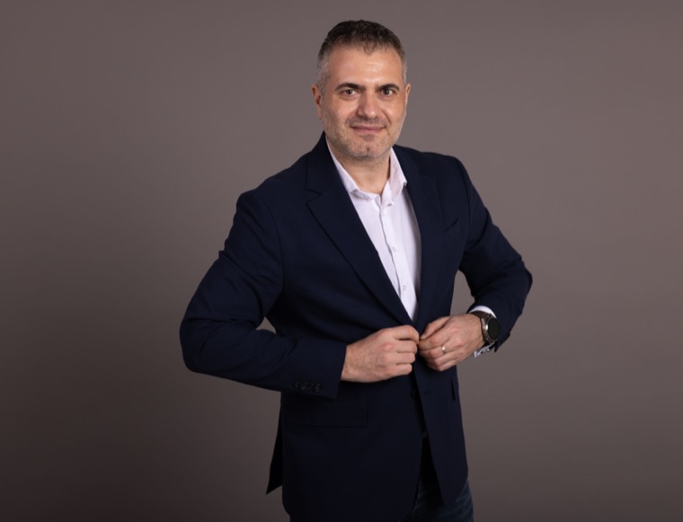 Marius Dosinescu în timpul unei ședințe foto editoriale