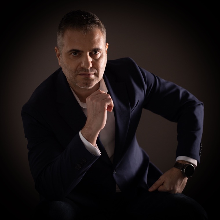 Portret pătrat Marius Dosinescu