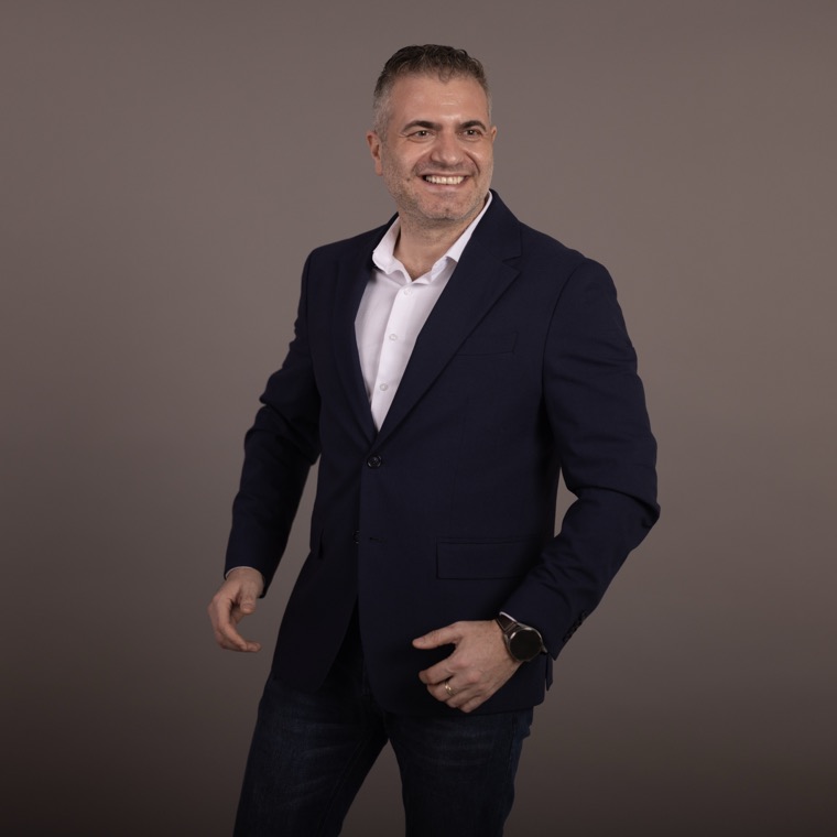 Marius Dosinescu fotografiat pe fundal de studio