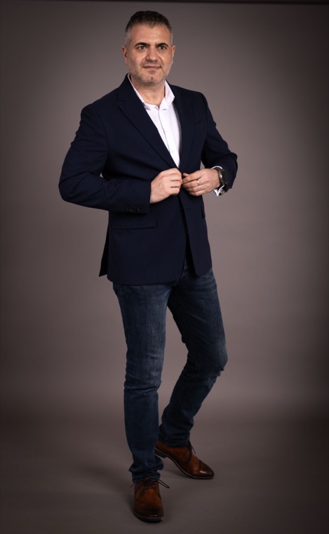 Portret integral Marius Dosinescu în sacou