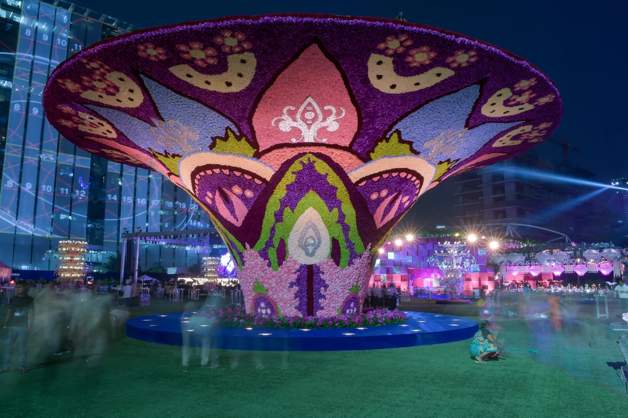 Instalație florală monumentală creată de Preston Bailey pentru un eveniment internațional