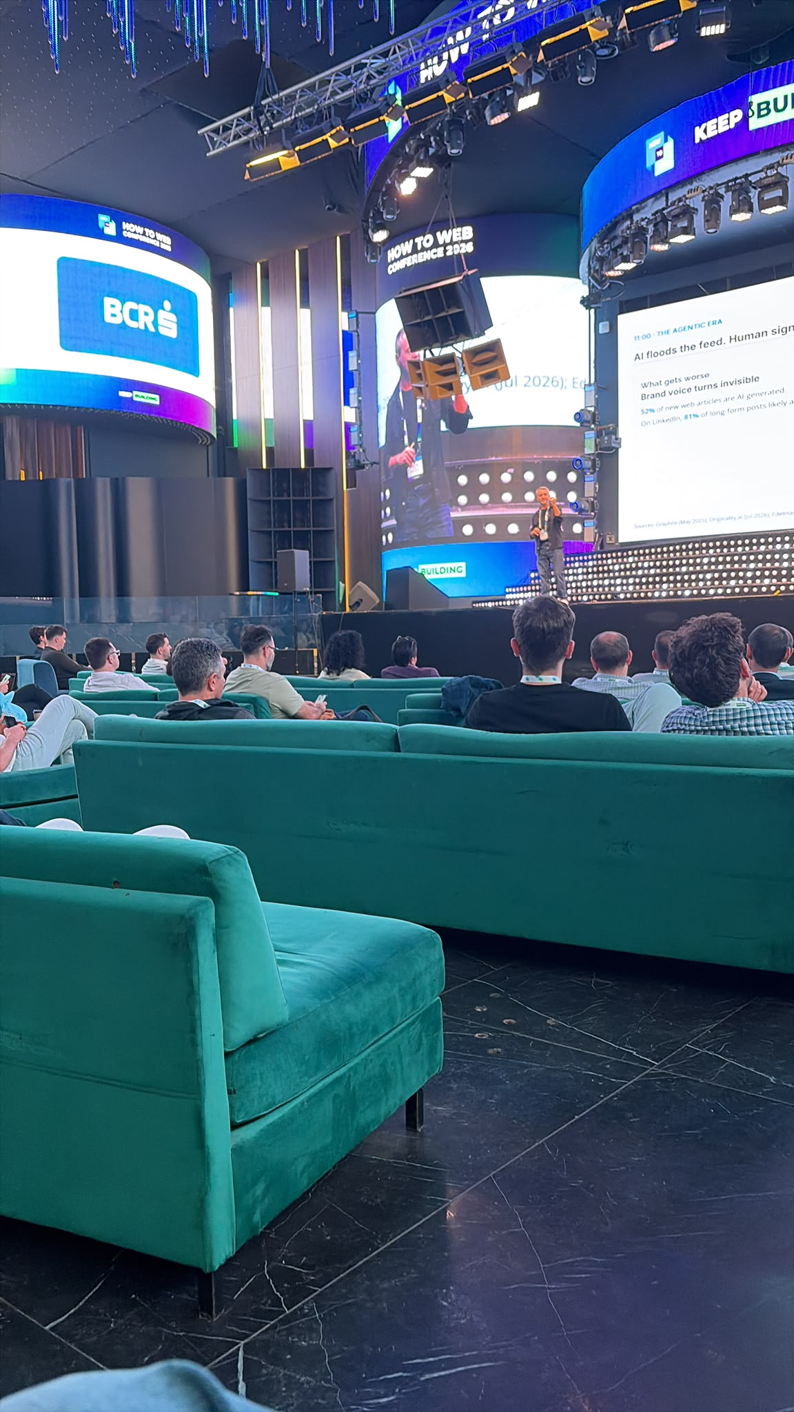 Canapele verzi și participanți în fața scenei principale How to Web 2026